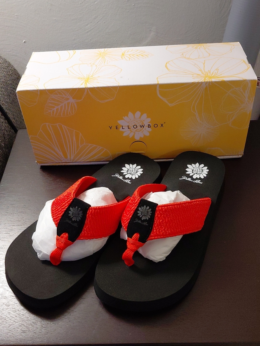Yellow Box Coral Frizzle Black Foam Flip Flop Sandals. NWT